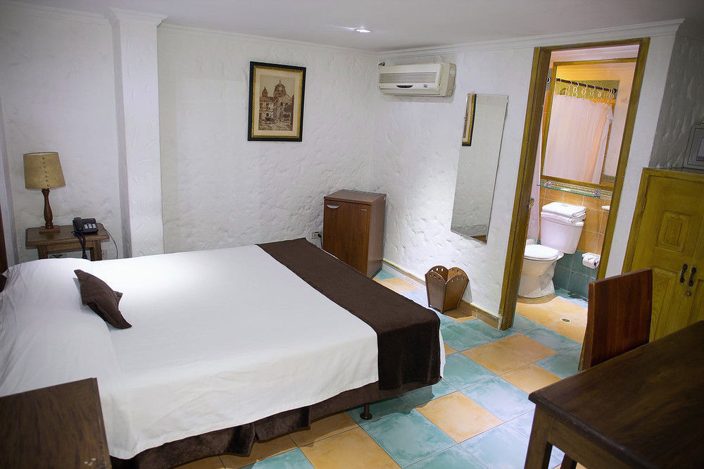 Ayenda 1223 Porton De La 10 Hotel Medellín Buitenkant foto